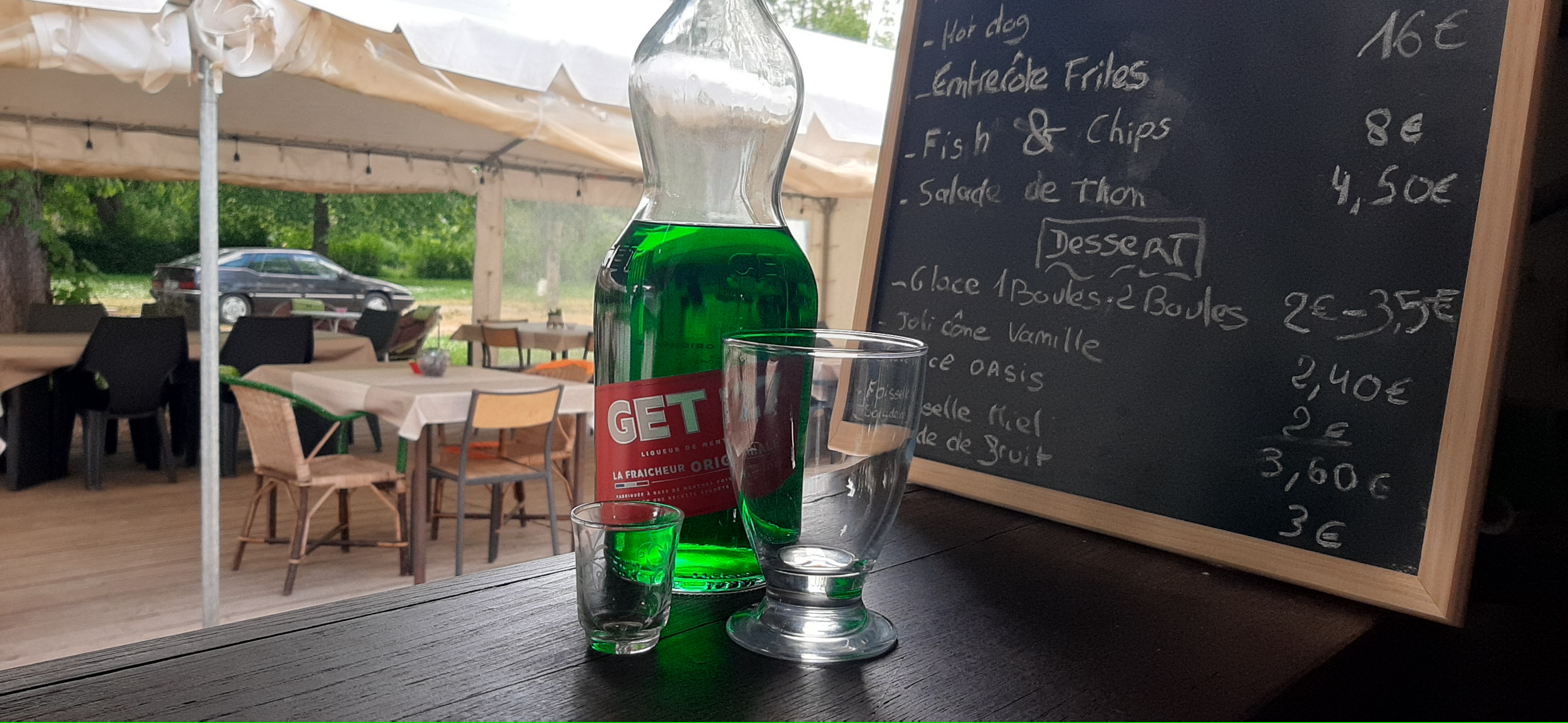 Photo d'une bouteille de GET 27 avec un shot et un verre
